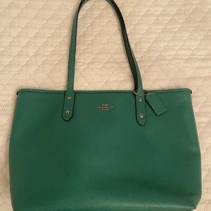 Coach, authentic, tote/handbag, beautiful green color. Smoke free home.